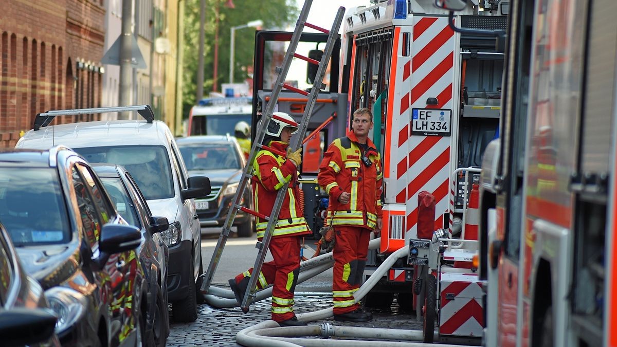 Bei einem Zimmerbrand in einem Nebengebäude an der Hans-Sailer-Straße in Erfurt ist am Donnerstagnachmittag ein Mann verstorben.