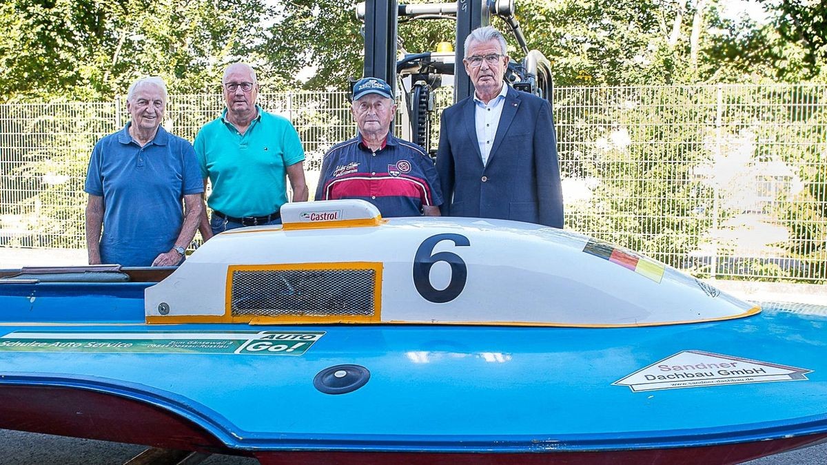 Die WM-Helden von 1970 (von li.): Konrad von Freyberg, Charlie Braun, Günter Oppel und Manfred Lindig. Hier hinter einem R1-Boot, das Lindig derzeit aufbaut und dem Eisenacher Automobilmuseum zur Verfügung stellen will.