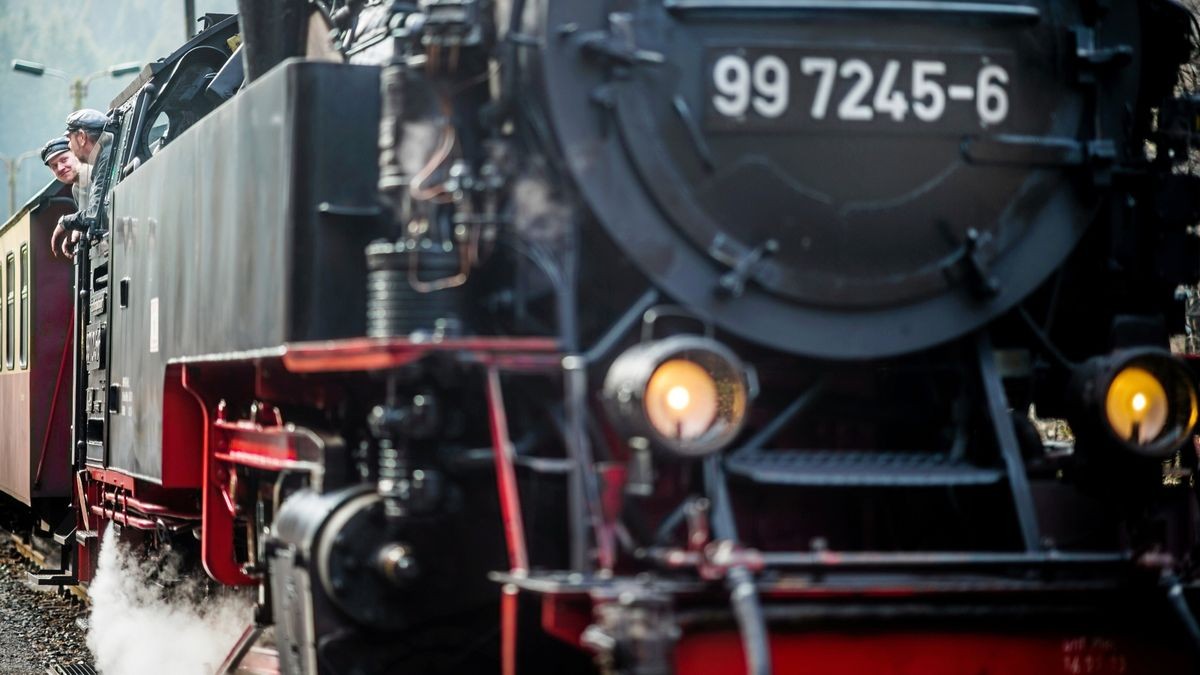 Die  Dampflok 99 7245-6 der Harzer Schmalspurbahn (HSB) unterwegs vom Bahnhof Nordhausen zur Eisfelder Talmühle im Harz.