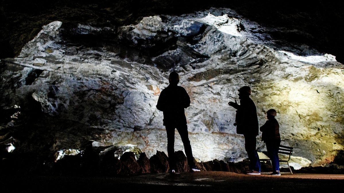 Besucher stehen im großen Dom der Heimkehle. Die Heimkehle ist mit über 2000 Metern Gesamtlänge einer der größten Schauhöhlen Deutschlands. Sie passiert unterirdisch die Landesgrenze zwischen Sachsen-Anhalt und Thüringen. 