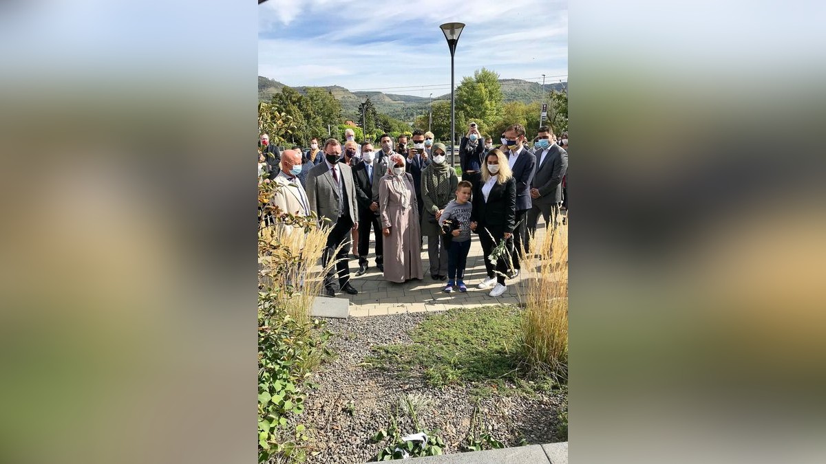 Ein zentraler Platz im Jenaer Neubau-Wohngebiet Winzerla trägt jetzt den Namen Enver- Şimşek-Platz. 