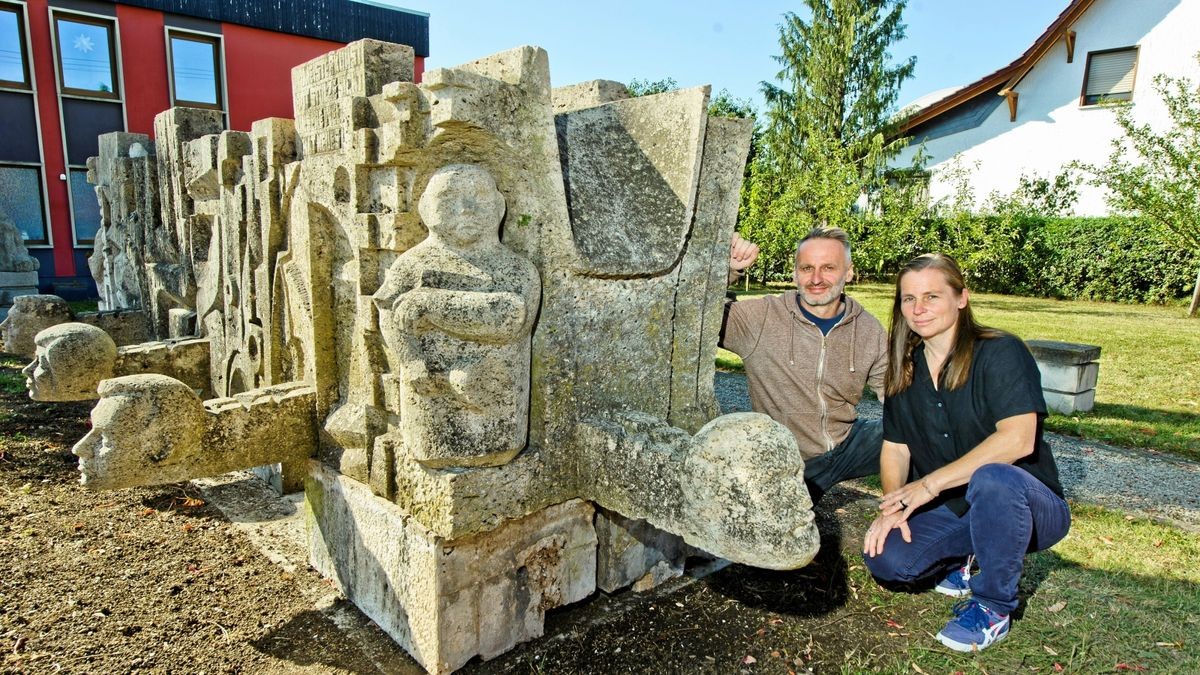 Jan Stieding und Katja Schlenker vor der Installation des ehemaligen Marktbrunnens vor dem Atelierhaus.