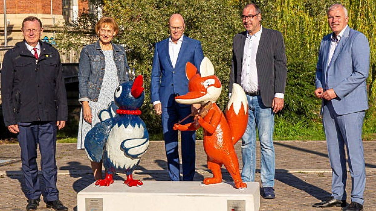 Die beiden Kinderfernseh-Figuren Frau Elster und Herr Fuchs stehen seit dem heutigen Montag vor dem Theater in Erfurt. Die offizielle Einweihung erfolgte im kleinen Kreis. Mit anwesend waren auch Ministerpräsident Bodo Ramelow (Linke/ganz links) und Erfurts Oberbürgermeister Andreas Bausewein (SPD/ganz rechts im Bild).