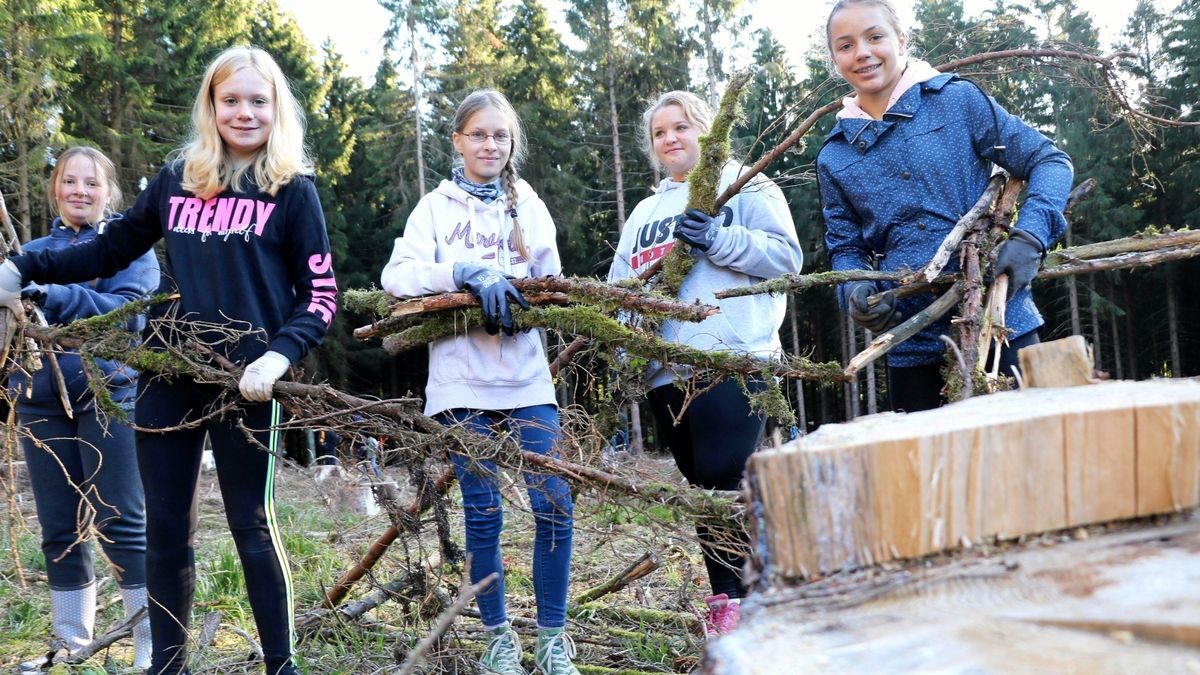 Emilia Kiel (von rechts), Amy Göttling, Leonie Müller, Cara Weinrich, Lydia Gerlach beräumen die Fläche von Ästen, bevor es ans Vorbereiten der Pflanzplätze geht.