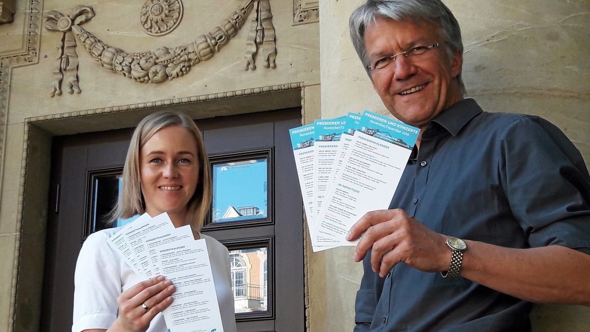 Nordhausens Theaterintendant Daniel Klajner und Dorothee Probst, zuständig für Öffentlichkeitsarbeit, mit den neuen Flyern für die Spielzeitmonate November und Dezember.