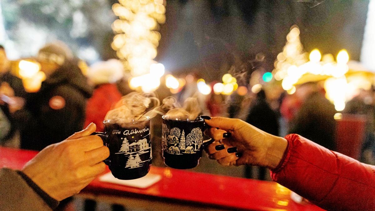 Der Verkauf alkoholischer Getränke wie Glühwein soll auf Thüringer Weihnachtsmärkten erlaubt werden (Symbolfoto).