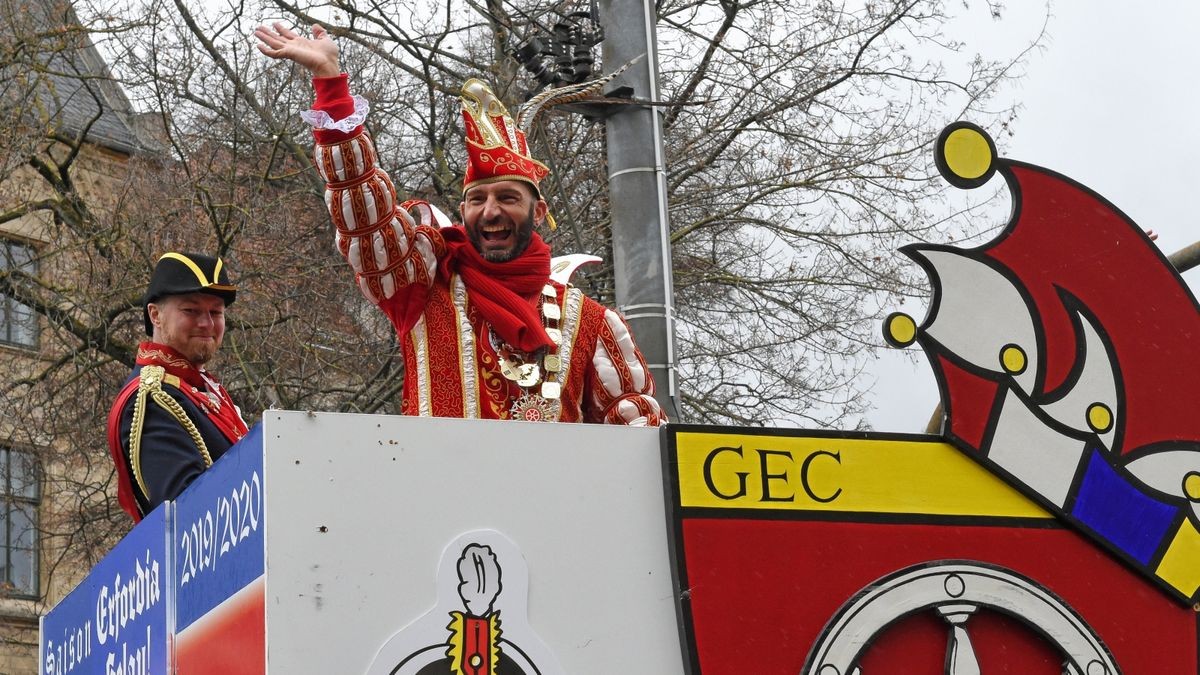 Prinz René I. grüßt beim Umzug im Februar die Besucher auf dem Domplatz. Im kommenden Jahr muss der Umzug ausfallen.