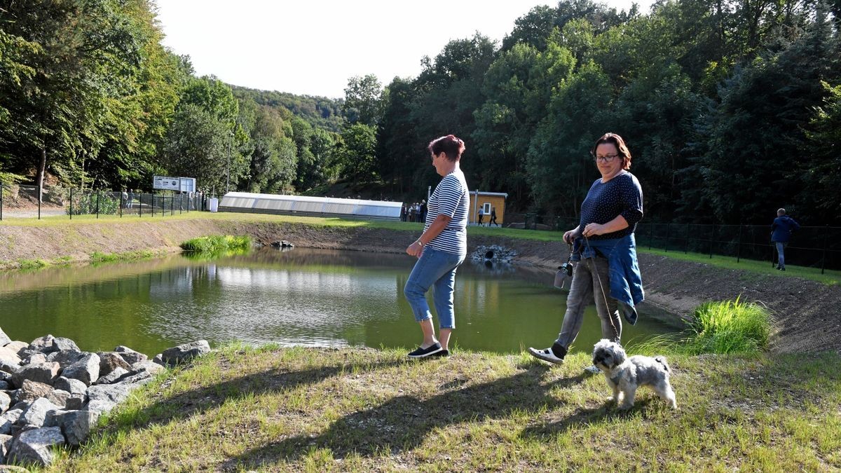 Nach dem offiziellen Akt konnte man sich sich die neue Anlage mit ihren zwei Teichen anschauen. Doreen Meyer mit Hund Joshi und Angelika Große (links) nutzten die Möglichkeit.