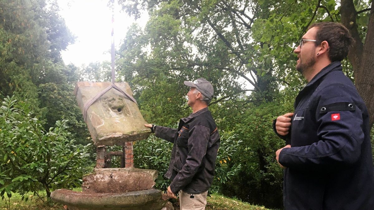 Die Steinmetze Tino Kral und Andreas Frey (Mütze) von der Denkmalpflege Mühlhausen bauen den Löwenbrunnen ab.