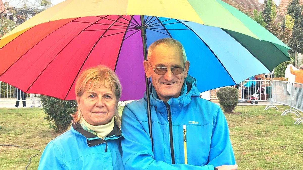 Bunt beschirmt: Das Ehepaar Christine und Rolf Rose beim Fest „Goldener Herbst“ in Bad Frankenhausen. Regenjacke, Pullover und Schirm waren wichtig.