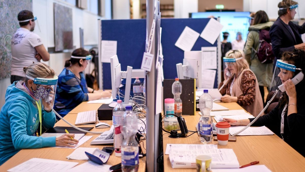 Mitarbeiter eines Gesundheitsamtes telefonieren im Lagezentrum. Kontaktpersonen werden ermittelt (Symbolfoto).