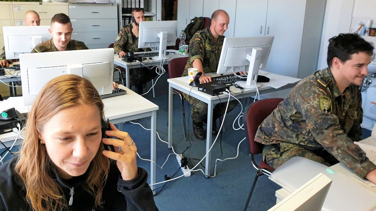 Bundeswehrsoldaten unterstützen derzeit das Gesundheitsamt des Kreises bei der Nachverfolgung von Corona-Kontakten. Mit dabei ist auch die Seuchenbeauftragte des Kreises, Katja Große.