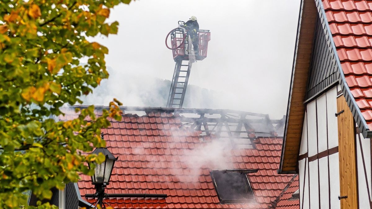 Der Dachstuhl und das Obergeschoss des Hauses wurden beim Brand am Dienstagvormittag zerstört. Die Struther Feuerwehr löscht mit der Drehleiter.