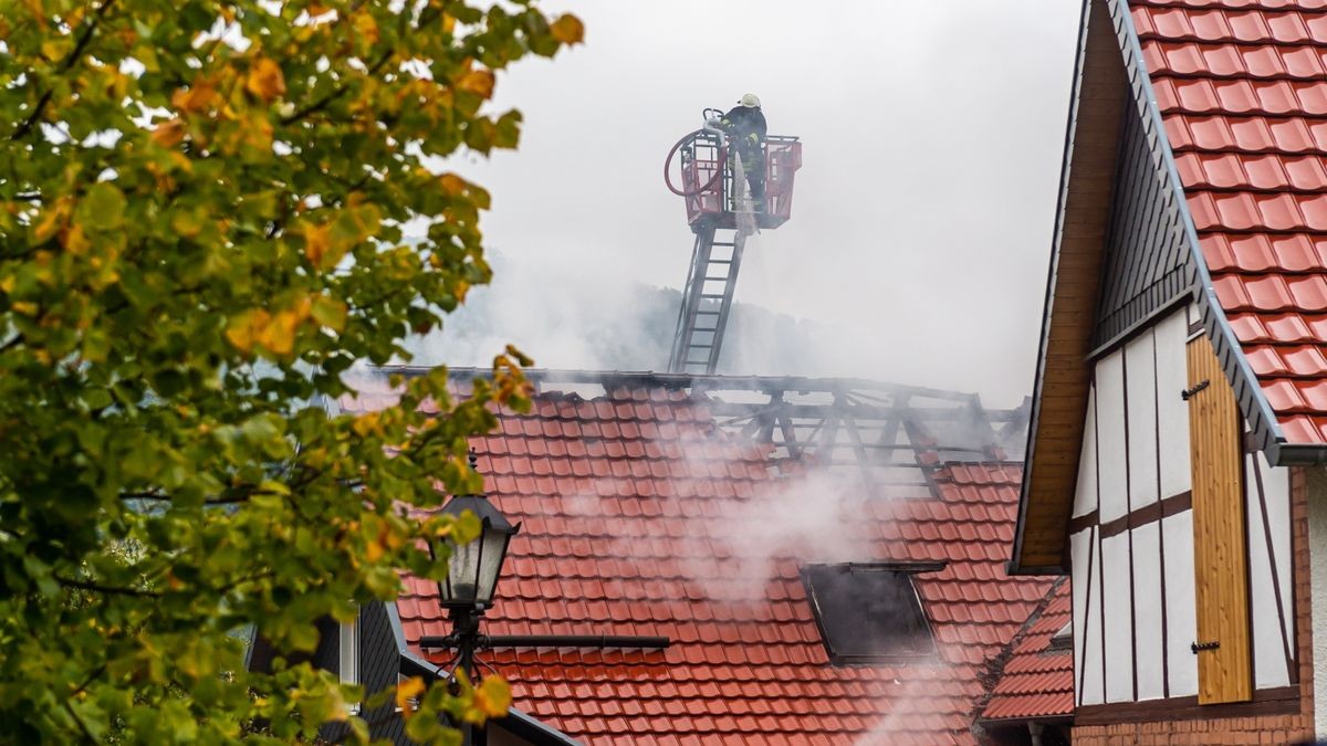 Beim Brand eines Wohnhauses in Lengenfeld unterm Stein wurde am Dienstag ein Wohnhaus zerstört. Zwei Bewohnerinnen im Alter von 70 und 49 Jahren wurden vorsorglich mit Verdacht einer Rauchgasvergiftung ins Krankenhaus gebracht. Feuerwehren aus Struth, Diedorf und Lengenfeld waren im Einsatz.