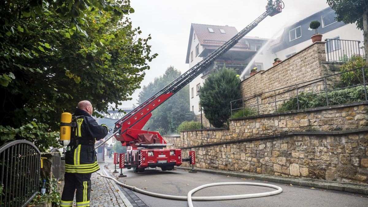 Beim Brand eines Wohnhauses in Lengenfeld unterm Stein wurde am Dienstag ein Wohnhaus zerstört. Zwei Bewohnerinnen im Alter von 70 und 49 Jahren wurden vorsorglich mit Verdacht einer Rauchgasvergiftung ins Krankenhaus gebracht. Feuerwehren aus Struth, Diedorf und Lengenfeld waren im Einsatz.