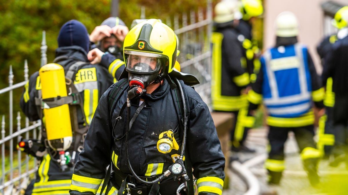 Beim Brand eines Wohnhauses in Lengenfeld unterm Stein wurde am Dienstag ein Wohnhaus zerstört. Zwei Bewohnerinnen im Alter von 70 und 49 Jahren wurden vorsorglich mit Verdacht einer Rauchgasvergiftung ins Krankenhaus gebracht. Feuerwehren aus Struth, Diedorf und Lengenfeld waren im Einsatz.