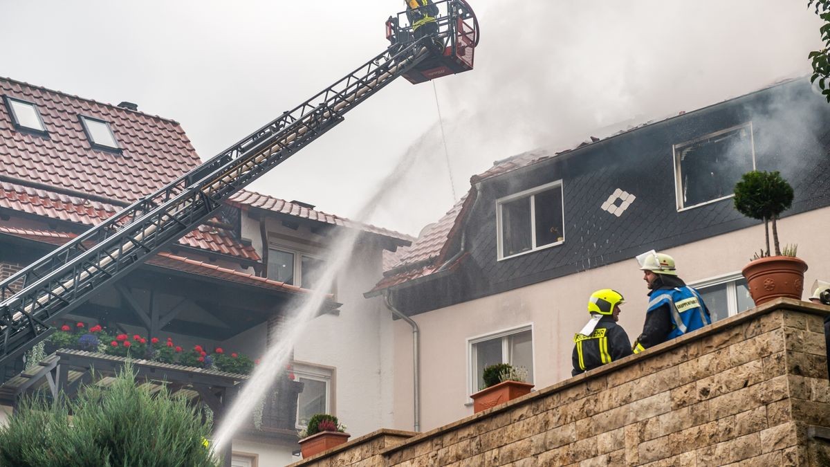 Beim Brand eines Wohnhauses in Lengenfeld unterm Stein wurde am Dienstag ein Wohnhaus zerstört. Zwei Bewohnerinnen im Alter von 70 und 49 Jahren wurden vorsorglich mit Verdacht einer Rauchgasvergiftung ins Krankenhaus gebracht. Feuerwehren aus Struth, Diedorf und Lengenfeld waren im Einsatz.