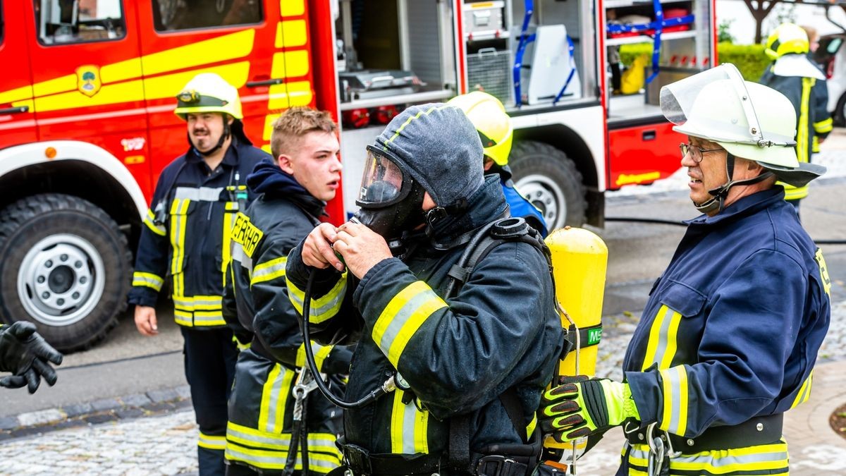 Beim Brand eines Wohnhauses in Lengenfeld unterm Stein wurde am Dienstag ein Wohnhaus zerstört. Zwei Bewohnerinnen im Alter von 70 und 49 Jahren wurden vorsorglich mit Verdacht einer Rauchgasvergiftung ins Krankenhaus gebracht. Feuerwehren aus Struth, Diedorf und Lengenfeld waren im Einsatz.