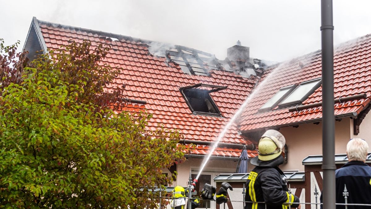 Beim Brand eines Wohnhauses in Lengenfeld unterm Stein wurde am Dienstag ein Wohnhaus zerstört. Zwei Bewohnerinnen im Alter von 70 und 49 Jahren wurden vorsorglich mit Verdacht einer Rauchgasvergiftung ins Krankenhaus gebracht. Feuerwehren aus Struth, Diedorf und Lengenfeld waren im Einsatz.