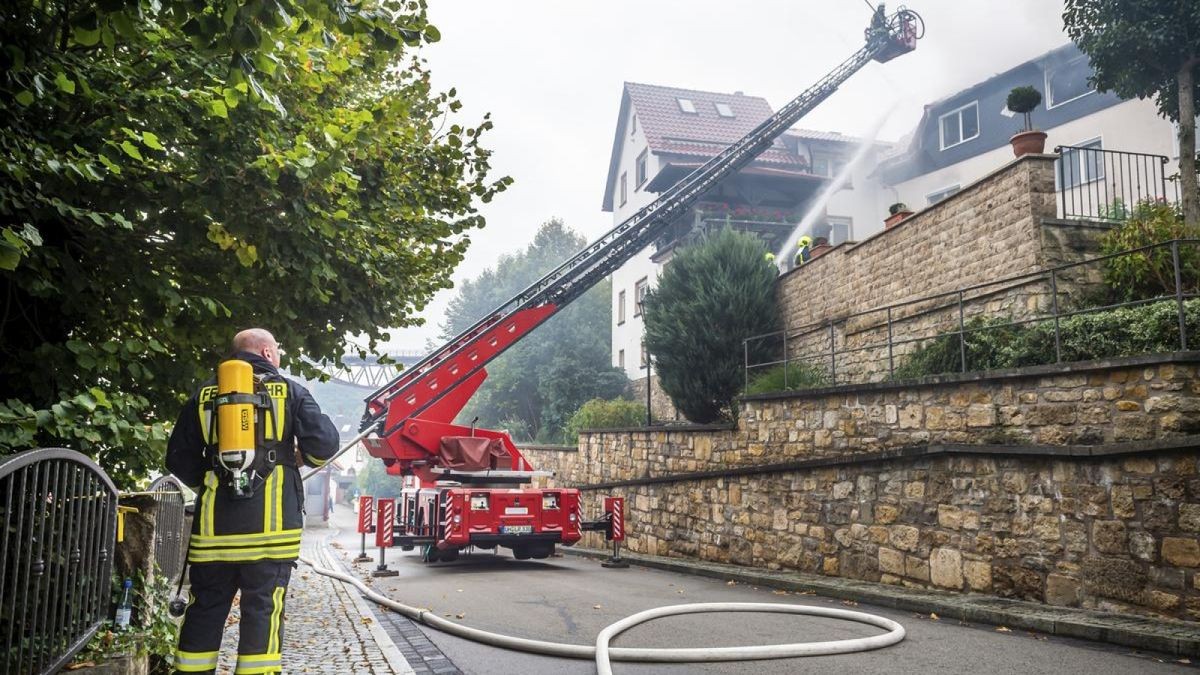 Beim Brand eines Wohnhauses in Lengenfeld unterm Stein wurde am Dienstag ein Wohnhaus zerstört. Zwei Bewohnerinnen im Alter von 70 und 49 Jahren wurden vorsorglich mit Verdacht einer Rauchgasvergiftung ins Krankenhaus gebracht. Feuerwehren aus Struth, Diedorf und Lengenfeld waren im Einsatz.