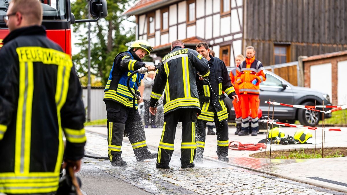 Beim Brand eines Wohnhauses in Lengenfeld unterm Stein wurde am Dienstag ein Wohnhaus zerstört. Zwei Bewohnerinnen im Alter von 70 und 49 Jahren wurden vorsorglich mit Verdacht einer Rauchgasvergiftung ins Krankenhaus gebracht. Feuerwehren aus Struth, Diedorf und Lengenfeld waren im Einsatz.