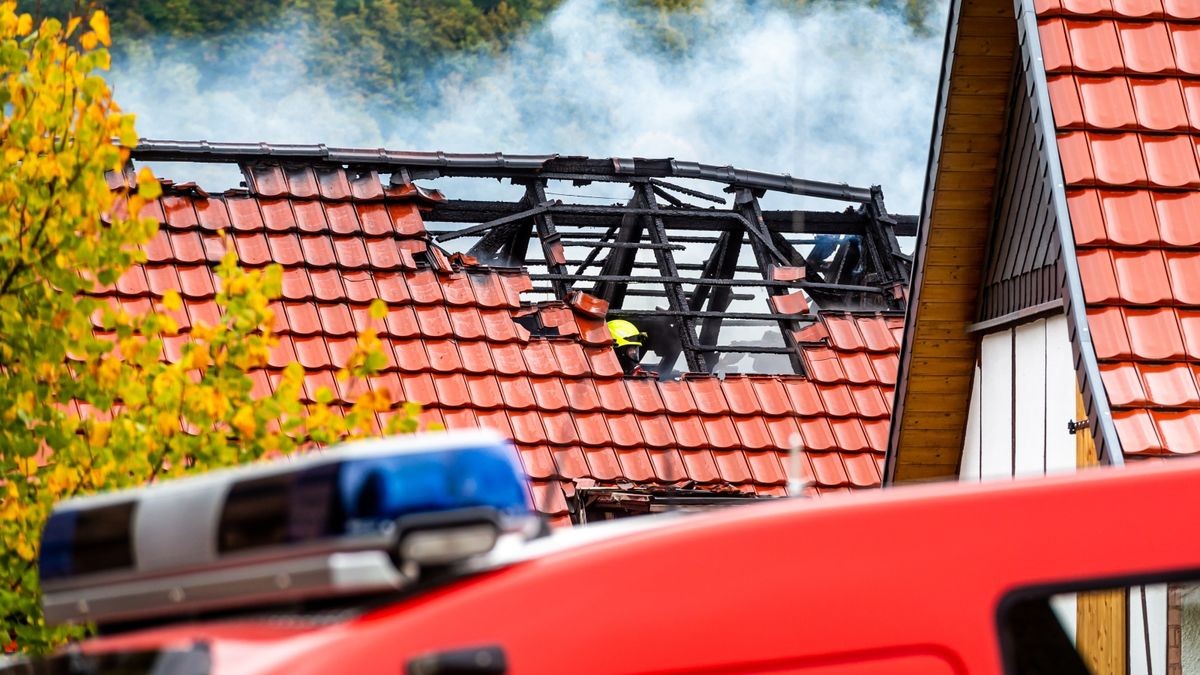 Beim Brand eines Wohnhauses in Lengenfeld unterm Stein wurde am Dienstag ein Wohnhaus zerstört. Zwei Bewohnerinnen im Alter von 70 und 49 Jahren wurden vorsorglich mit Verdacht einer Rauchgasvergiftung ins Krankenhaus gebracht. Feuerwehren aus Struth, Diedorf und Lengenfeld waren im Einsatz.