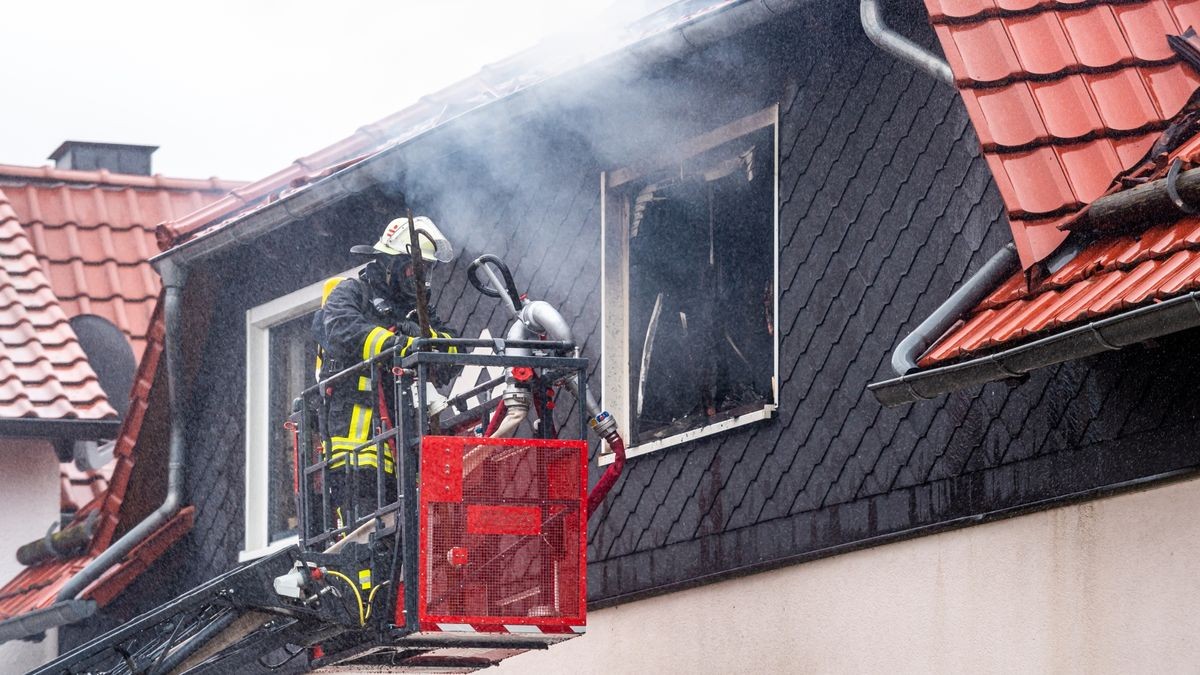 Beim Brand eines Wohnhauses in Lengenfeld unterm Stein wurde am Dienstag ein Wohnhaus zerstört. Zwei Bewohnerinnen im Alter von 70 und 49 Jahren wurden vorsorglich mit Verdacht einer Rauchgasvergiftung ins Krankenhaus gebracht. Feuerwehren aus Struth, Diedorf und Lengenfeld waren im Einsatz.