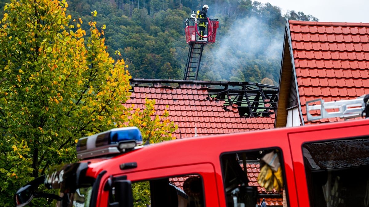 Beim Brand eines Wohnhauses in Lengenfeld unterm Stein wurde am Dienstag ein Wohnhaus zerstört. Zwei Bewohnerinnen im Alter von 70 und 49 Jahren wurden vorsorglich mit Verdacht einer Rauchgasvergiftung ins Krankenhaus gebracht. Feuerwehren aus Struth, Diedorf und Lengenfeld waren im Einsatz.