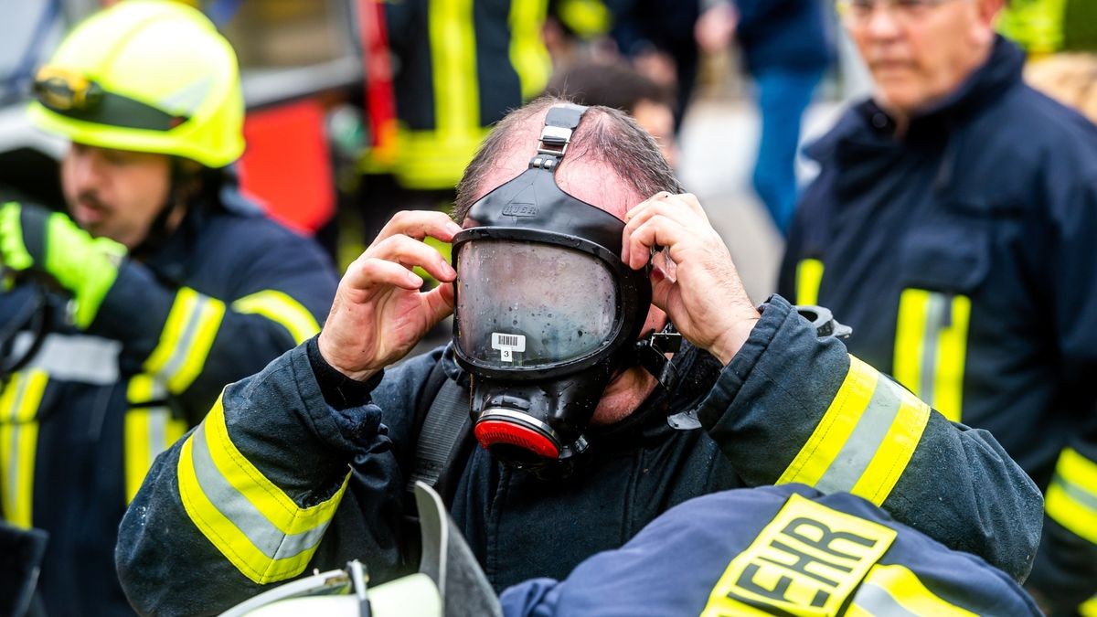 Beim Brand eines Wohnhauses in Lengenfeld unterm Stein wurde am Dienstag ein Wohnhaus zerstört. Zwei Bewohnerinnen im Alter von 70 und 49 Jahren wurden vorsorglich mit Verdacht einer Rauchgasvergiftung ins Krankenhaus gebracht. Feuerwehren aus Struth, Diedorf und Lengenfeld waren im Einsatz.