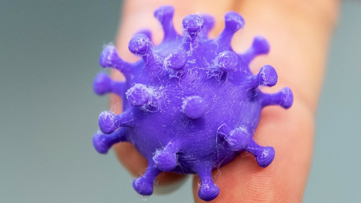 Ein 3D-Druck von einem Coronavirus. 