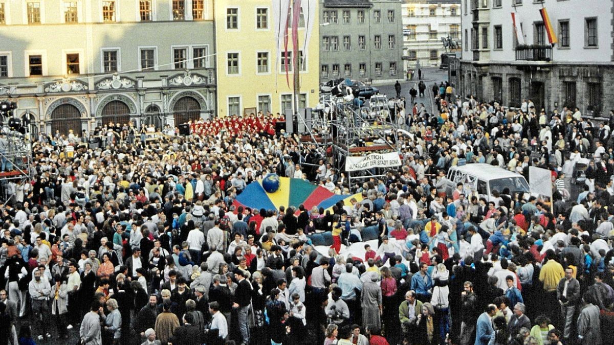 Das Fest zum Tag der Deutschen Einheit 1990 auf dem Marktplatz in Weimar.