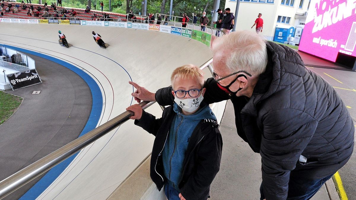 Hansi Hübner mit Enkel Noah bei der Deutschen Meisterschaft 2020 der Steher auf der Radrennbahn Andreasried.