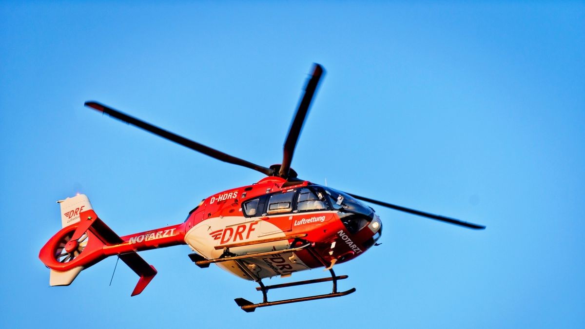 Nach einem schweren Unfall wurde ein 26-Jähriger mit einem Hubschrauber ins Krankenhaus geflogen. (Symbolbild)