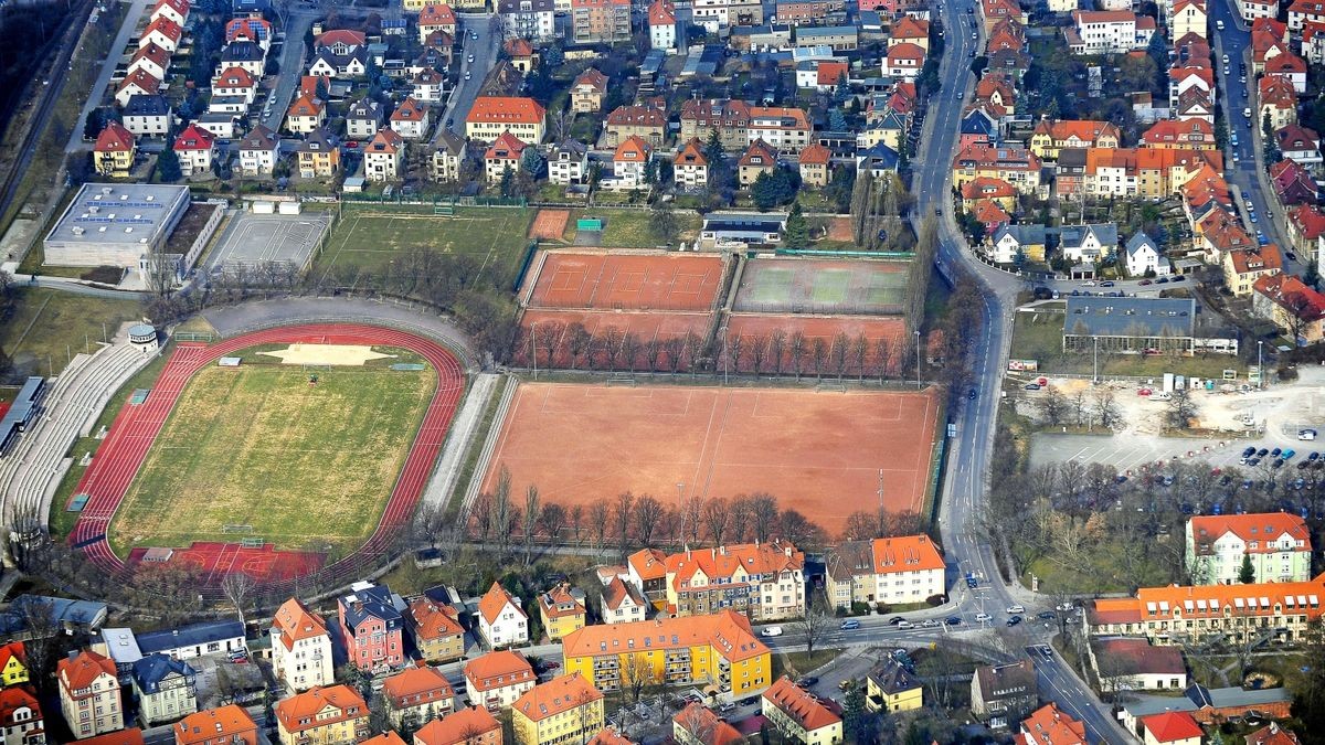 Der westliche Teil des Kunstprojekts Weimar von 1920 aus der Luft, von links: Stadion, Hartplätze und Tennisplätze, darüber sowie rechts: der Stadionvorplatz.