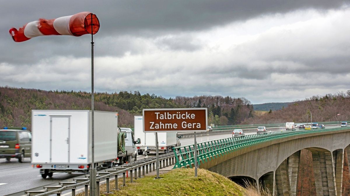 Ein Windsack an der Talbrücke Zahme Gera auf der A71 während eines stürmischen Tages. (Symbolfoto)