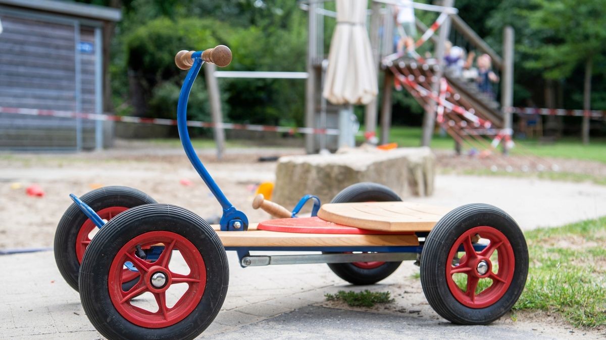 Die Kinder sollen zunächst zu Hause betreut werden. Über das weitere Vorgehen entscheidet das Gesundheitsamt des Kreises.