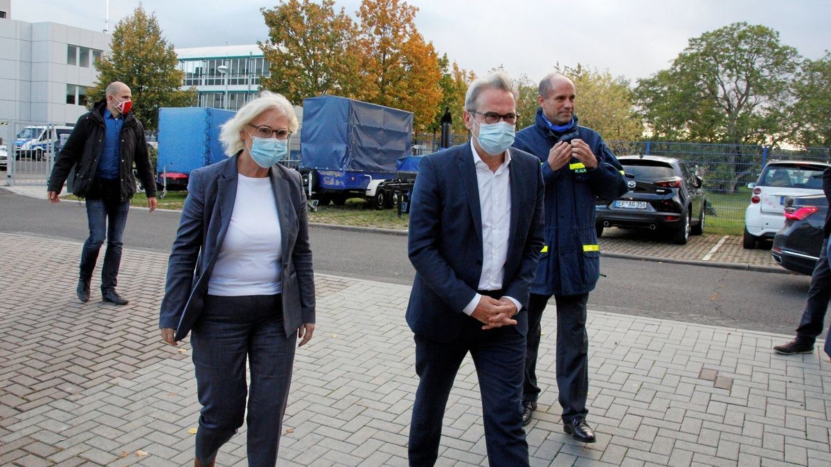 Bundesjustizministerin Christine Lambrecht (l.) und Thüringens Innenminister Georg Maier (r.) waren am Montag in Erfurt unterwegs. Sie besuchten das Stadtteilzentrum am Herrenberg aber auch das THW in Erfurt.