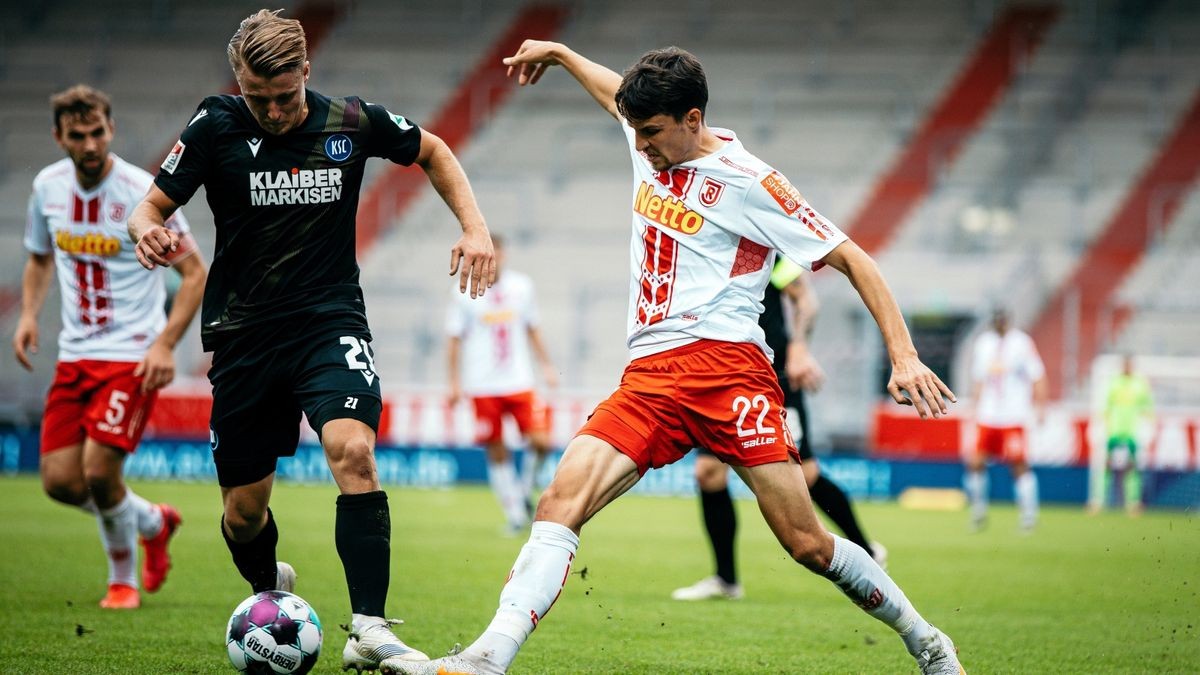 Sebastian Stolze (rechts) ist in den Jahren zu einer wertvollen Stütze beim Fußball-Zweitligisten SSV Jahn Regensburg geworden.