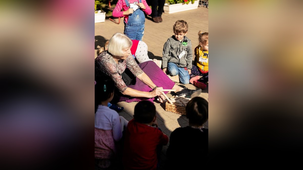 Lorna Heyge hat schon ein paar Instrumente für die Kinder mitgebracht.