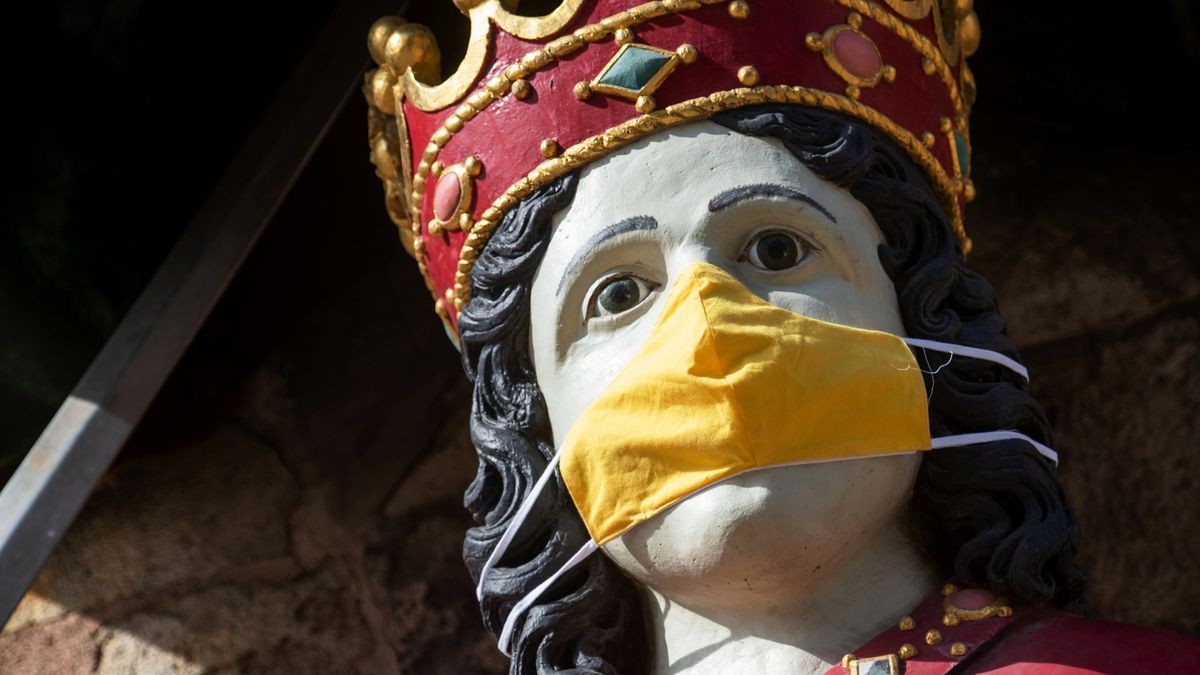 Die Rolandfigur am Alten Rathaus in Nordhausen trägt Maske.