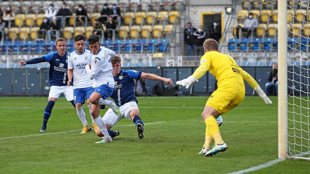 Pasqual Verkamp (Jena) erzielt in dieser Szene das Tor für Jena zum 1:1.