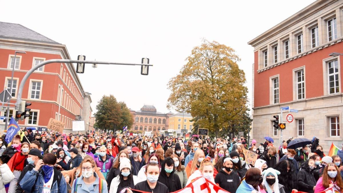 Weimar hat am Samstag den Christopher Street Day Thüringen gefeiert. Mehr als 1000 Menschen nahmen teil.