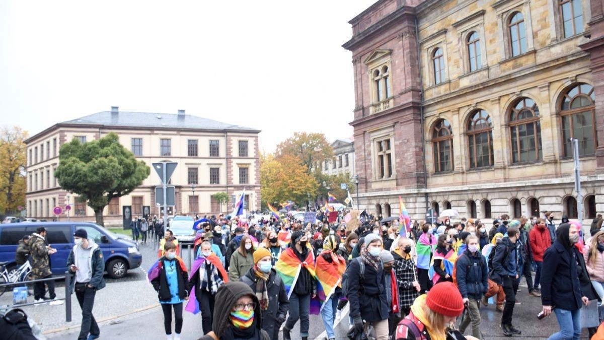 Weimar hat am Samstag den Christopher Street Day Thüringen gefeiert. Mehr als 1000 Menschen nahmen teil.