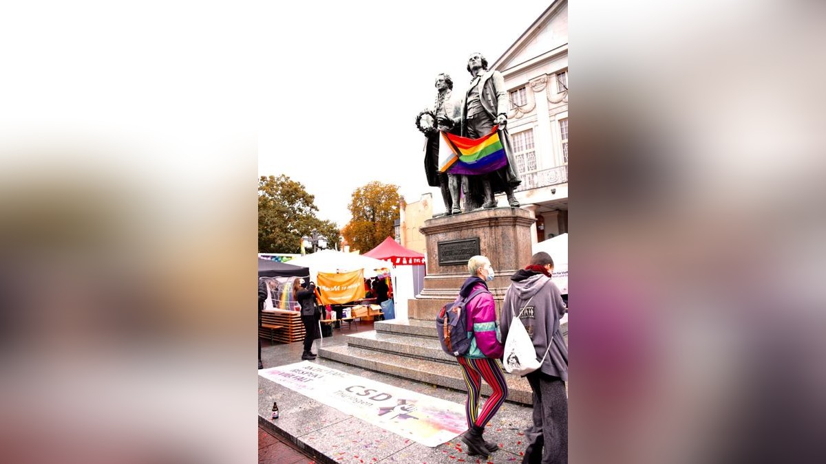 Weimar hat am Samstag den Christopher Street Day Thüringen gefeiert. Mehr als 1000 Menschen nahmen teil.