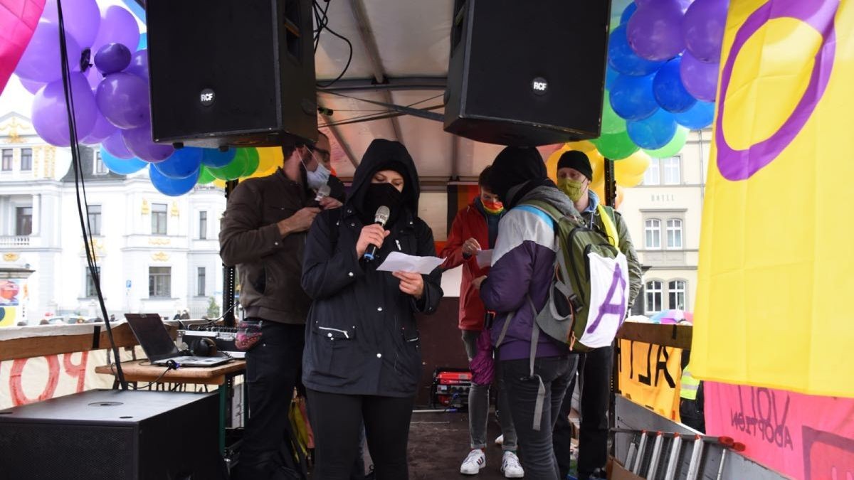 Weimar hat am Samstag den Christopher Street Day Thüringen gefeiert. Mehr als 1000 Menschen nahmen teil.