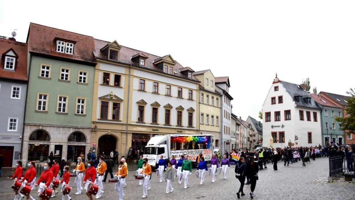 Weimar hat am Samstag den Christopher Street Day Thüringen gefeiert. Mehr als 1000 Menschen nahmen teil.