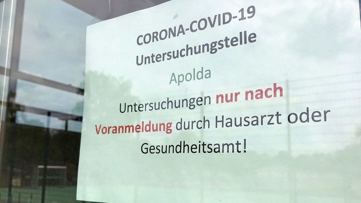 Hinweis an der Corona-Abstrichstelle in Apolda.