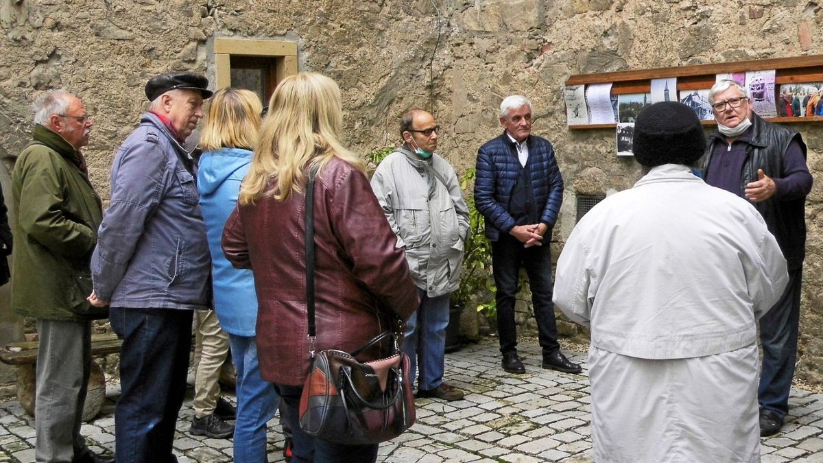 Hans-Jürgen Dietsch (rechts) vom Burg- und Heimatverein erläuterte den Ortschronisten die Historie der Wasserburg Niederroßla.