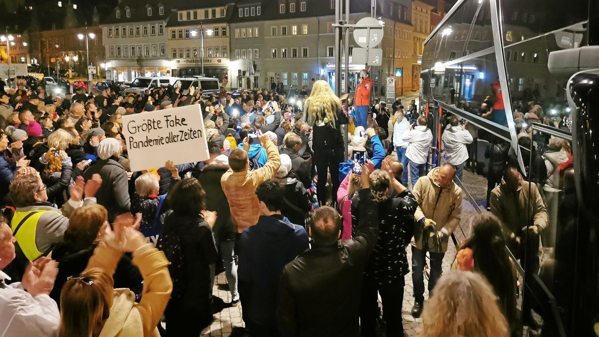 Etwa 400 Menschen versammelten sich auf dem Eisenacher Marktplatz, um die Querdenker und Corona-Leugner um Bodo Schiffmann (rote Jacke) reden zu hören.