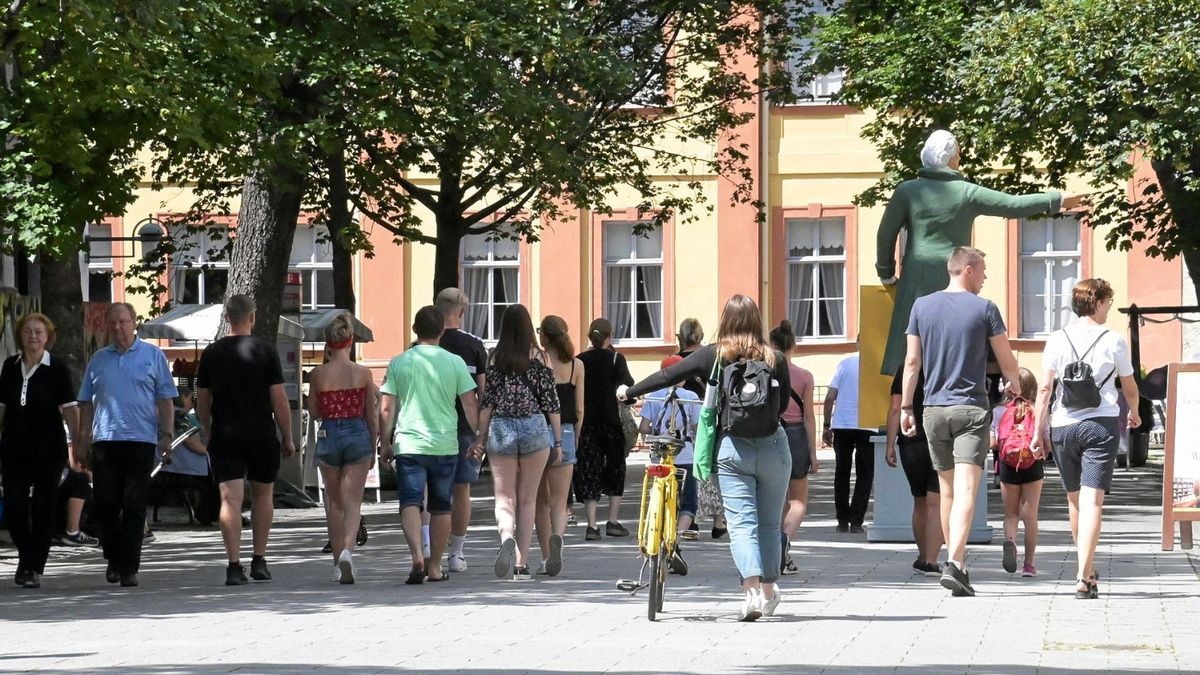 Alltagsverkehr in der Weimarer Schillerstraße. Ob hier Radverkehr stattfinden kann, soll ein Verkehrsversuch zeigen.